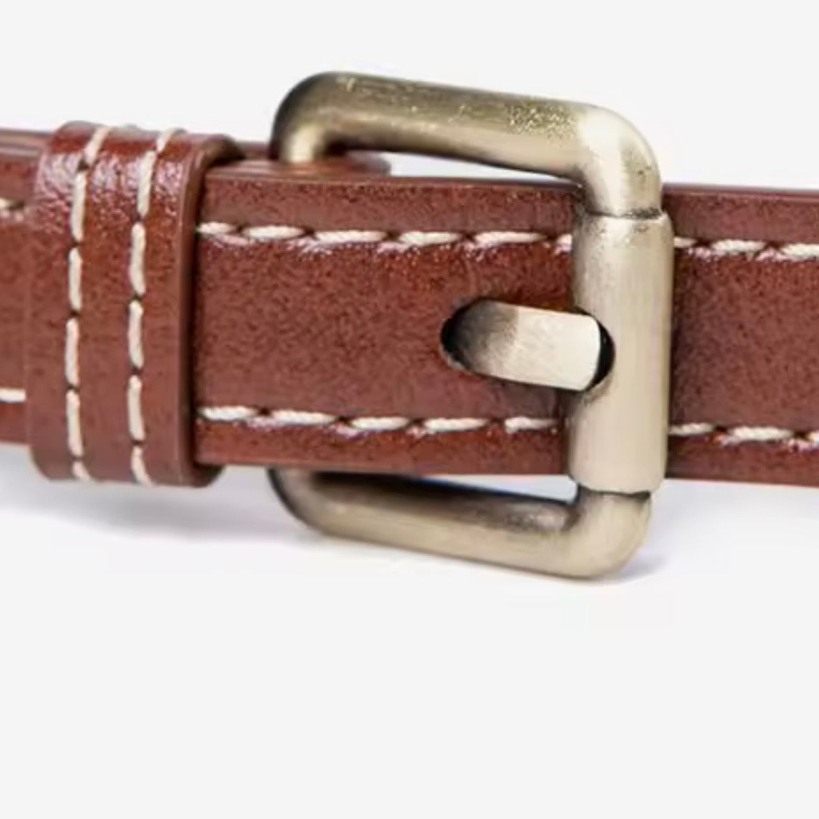 Heritage Cross Body Bag - Mahogany By TIKORI London. Bag strap close up details shows in the picture. Brass hardware detail shows in fully white background.